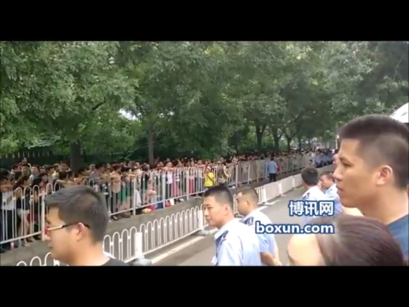 香港媒體指出，有超過一萬甚至六萬人，據稱是「善心匯」的會員，在北京聚眾示威。   圖:翻攝自博訊網
