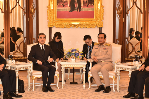 泰國總理巴育24日在曼谷會見中國外交部長王毅。   圖:翻攝自中國外交部官網。