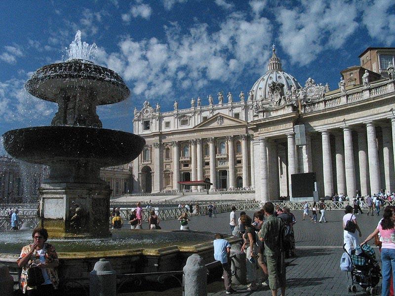 由於梵蒂岡和周圍的羅馬遭遇持續乾旱，梵蒂岡當局自25日開始關閉約100座噴泉，包括聖伯多祿廣場兩座巴洛克噴泉。（圖取自維基共享資源，作者Rsuessbr at German Wikipedia，CC BY-SA 3.0）   圖:中央社