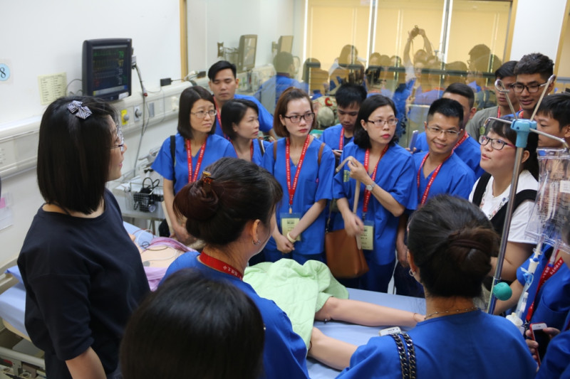 越南清閑醫院醫護人員參觀弘光實習教室。   圖：弘光科大/提供
