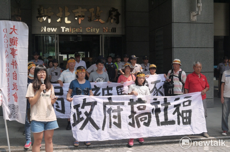 大觀事件自救會成員率領居民前往新北市政府抗議。   圖：鍾孟軒/攝