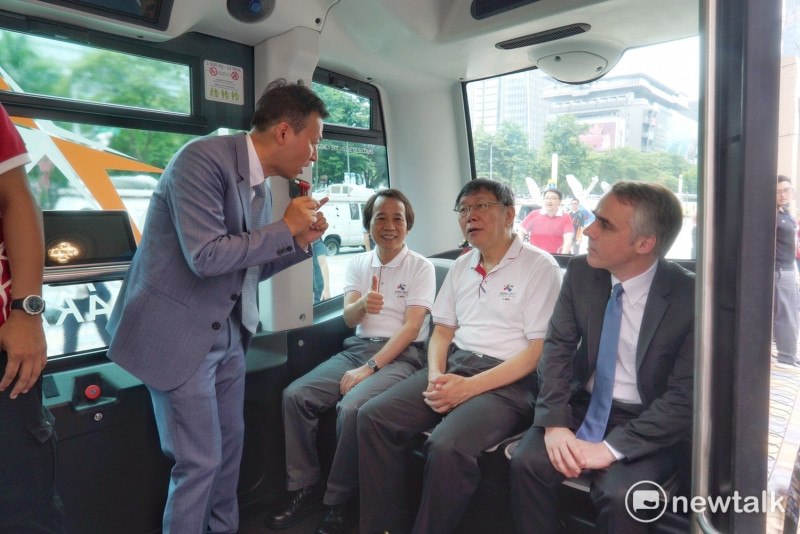 台北市政府今（27）日舉辦「自動駕駛小巴實驗解密ing」記者會，邀請市長柯文哲、法國在台協會主任紀博偉等人，一起試乘無人智慧小巴。   圖：常日豪/攝