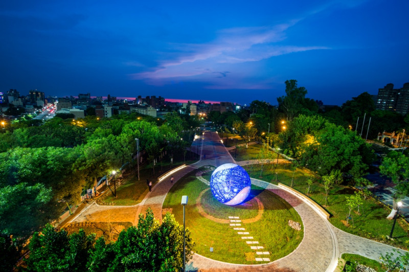 ＫANO主題園區的巨球入夜後會變化出不同顏色。   圖：嘉義市政府/提供