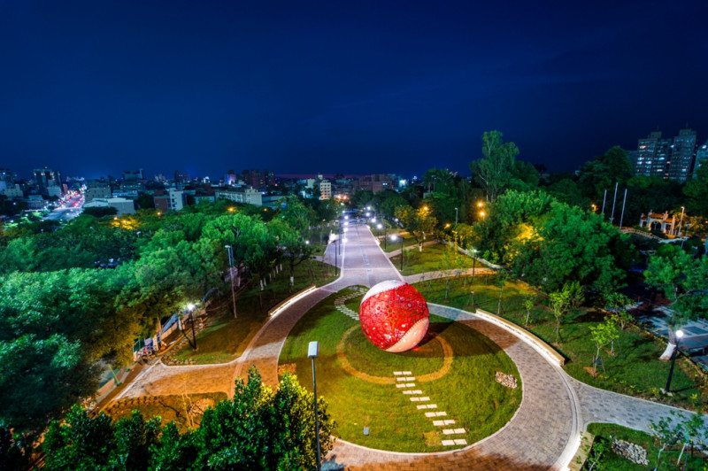 ＫANO主題園區的巨球入夜後會變化出不同顏色。   圖：嘉義市政府/提供