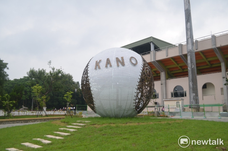 ＫANO主題園區的巨球直徑5公尺，重達4公噸。   圖 : 蔡坤龍 / 攝