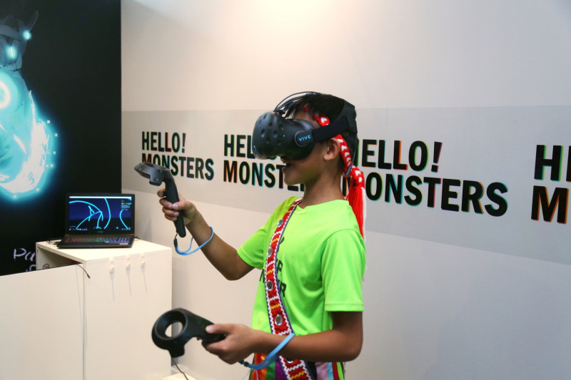 新北市府1樓大廳的「科技藝術體驗區」可以體驗超實境AR及VR科技遊戲，這次主題是「Hello! Monsters歡迎光臨怪獸島」。   圖：新北市政府提供