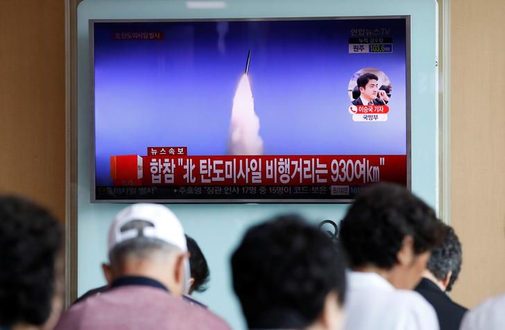 7月4日，一群南韓乘客透過火車站的電視，了解北韓試射洲際彈道飛彈的新聞。   圖:達志影像/路透社