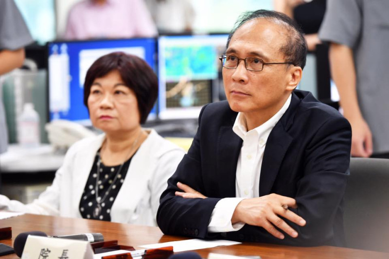 對於今年第一個侵襲台灣的颱風尼莎，閣揆林全臉色凝重，一旁是政院秘書長陳美伶。   圖：行政院/提供