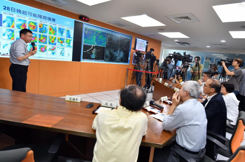 行政院長林全今（28）天視察氣象局，以了解尼莎颱風動態。   圖：行政院/提供