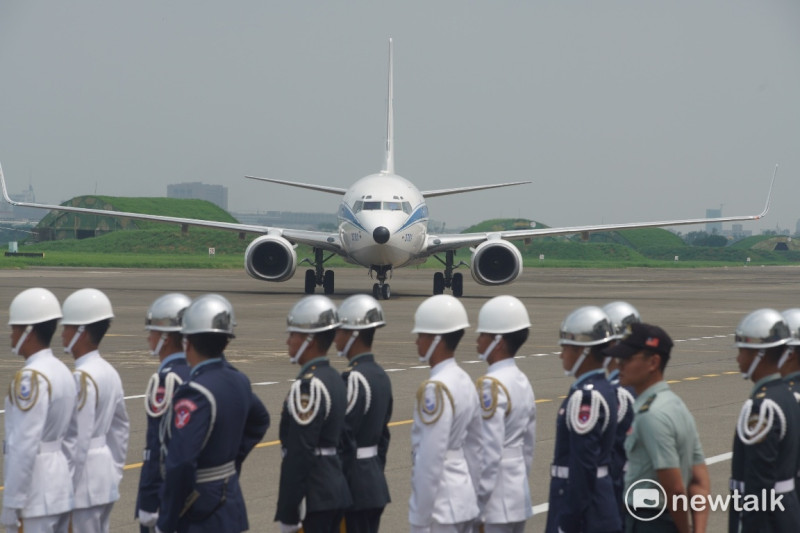 總統蔡英文今 (28) 日特別前往台南空軍基地，視導空軍執行IDF經國號戰機緊急起飛任務。總統專機抵達台南空軍基地。   圖：常日豪/攝