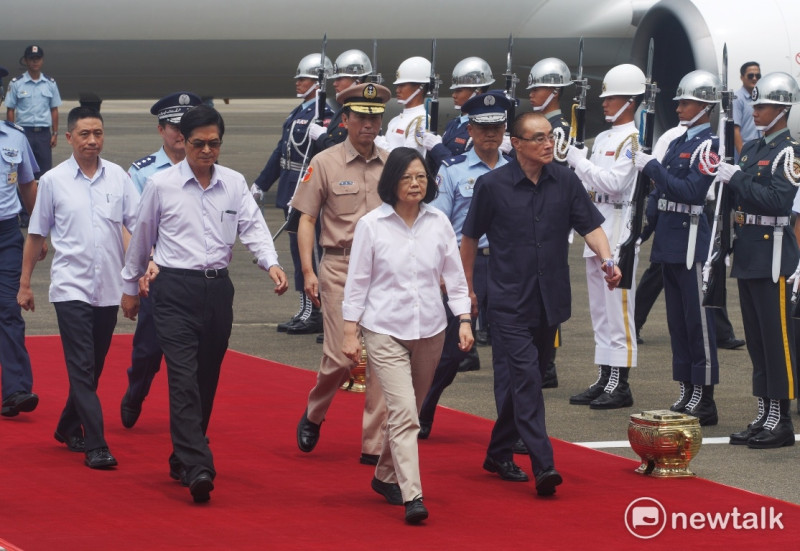 總統蔡英文今 (28) 日特別前往台南空軍基地，視導空軍執行IDF經國號戰機緊急起飛任務。三軍儀隊歡迎蔡英文總統視導空軍台南基地。   圖：常日豪/攝