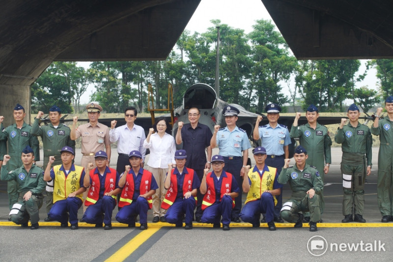 總統蔡英文今 (28) 日特別前往台南空軍基地，視導空軍執行IDF經國號戰機緊急起飛任務。蔡英文總統與空軍官兵合影。   圖：常日豪/攝