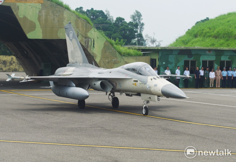 總統蔡英文今 (28) 日特別前往台南空軍基地，視導空軍執行IDF經國號戰機緊急起飛任務。IDF戰機滑出機堡。   圖：常日豪/攝