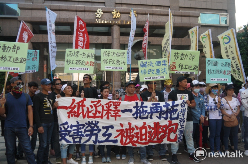台灣國際勞工協會帶領許多外籍移工一起前往勞動部聲援J先生，並要求勞動部盡快處理J先生的個案與修改《就服法》56條惡法。   圖：鍾孟軒/攝