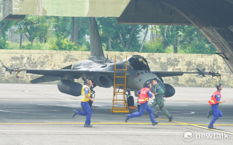 總統蔡英文今 (28) 日特別前往台南空軍基地，視導空軍執行IDF經國號戰機緊急起飛任務。五分鐘緊急起飛抽測。   圖：常日豪/攝