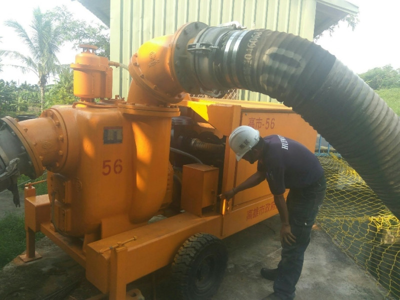 尼沙颱風雨量驚人，高雄市水利局進行新光抽水站移動式抽水機巡檢。   圖：高雄市政府/提供