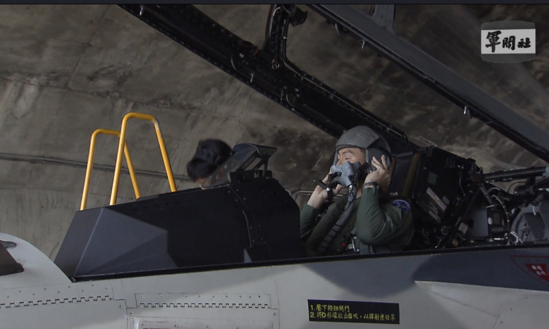 IDF飛行員18日在緊急起飛命令下，坐進駕駛艙準備起飛。   圖：軍聞社