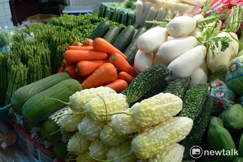 台北果菜市場年後無法消化盛產蔬菜，導致價格崩跌。   圖：新頭殼資料照片