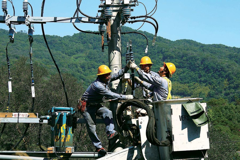 針對颱風造成的停電事故，台電將積極搶修儘快復電，復電程序將採「供電樞紐變電所→主幹線→分歧線」的原則來進行。   圖：翻攝自台電公司網頁　