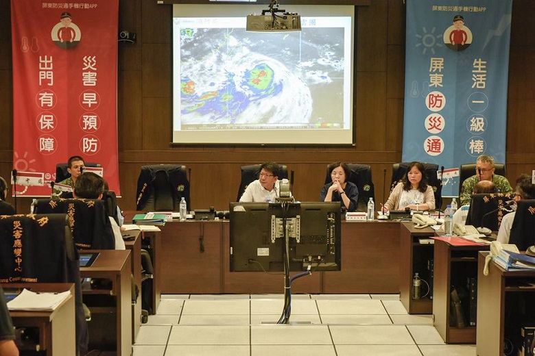潘孟安在防颱會議上要求縣府團隊全力「備戰」。   圖：屏東縣政府提供