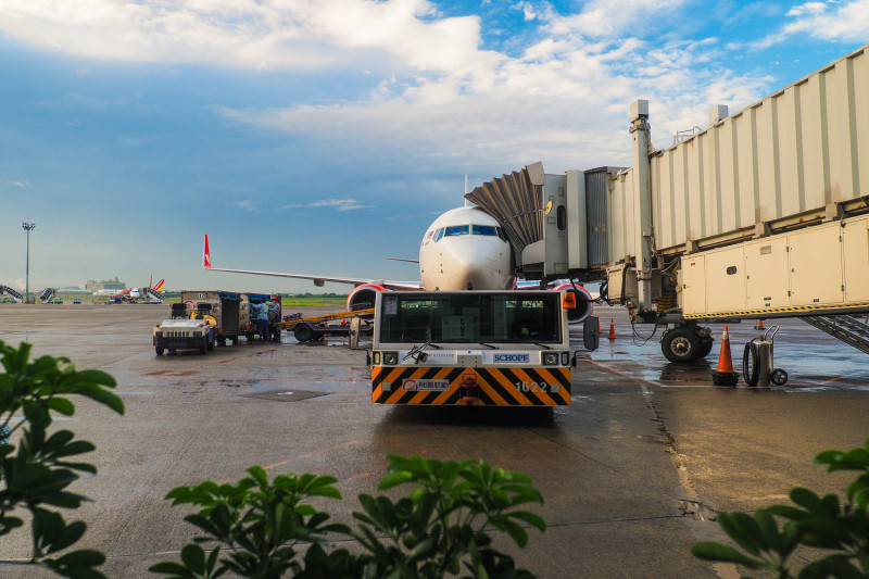 受到尼莎颱風影響，桃園機場截至今天上午10時，共取消63航班、延誤17航班。   圖：Flickr提供里卡豆 Ricardo分享權限
