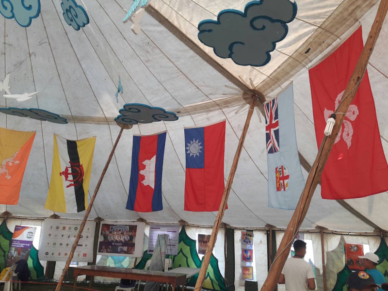 會場中高升我國國旗，各分營區亦均立起國旗，參與活動的童軍夥伴更是人手一支小國旗向國際童軍友人介紹台灣的美好。   圖：基隆市政府提供