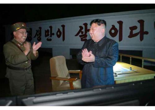 7月4日朝鮮首度試射一枚洲際彈道飛彈（ICBM），聲稱可打到「世界任何地方」。2017年是朝鮮飛彈計畫發展快速的一年，從2月至今12次試射共發射18枚飛彈，每次發射後技術都更加精進。圖為朝鮮領導人金正恩。（照片來源：勞動新聞）   圖：中央社
