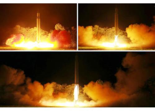 7月4日朝鮮首度試射一枚洲際彈道飛彈（ICBM），聲稱可打到「世界任何地方」。2017年是朝鮮飛彈計畫發展快速的一年，從2月至今12次試射共發射18枚飛彈，每次發射後技術都更加精進。（照片來源：勞動新聞）   圖：中央社