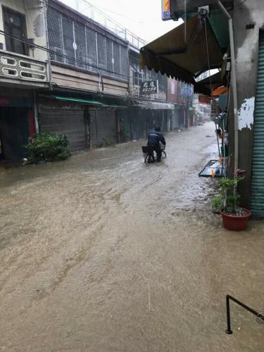 颱風尼莎帶來強降雨，屏東多處時雨量達100毫米，多 個沿海鄉鎮傳淹水。圖為枋寮鄉淹水情形。   圖：中央社