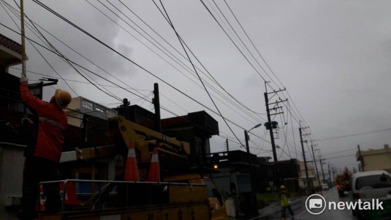 尼莎颱風來襲，屏東大停電，台電稍早發布訊息表示，正極力搶修中。   圖：台電公司提供