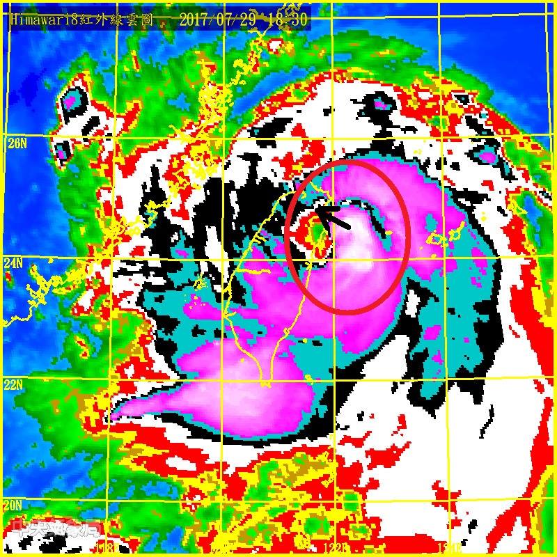 尼莎颱風愈晚風雨愈大愈北移，氣象局主任鄭明典在於29日晚七點左右，在臉書以一張雲圖標示提醒宜蘭的朋友，注意一下風雨，有些地方可能需要臨場應變。   圖:翻攝自鄭明典臉書