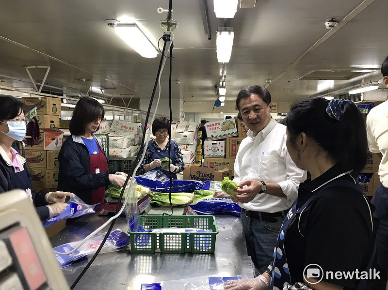 台北市副市長兼台北農產運銷公司董事長陳景峻今天特地前往果菜物流中心視察，並指示公司應適時增加貨源穩定物價。   圖：台北市政府提供
