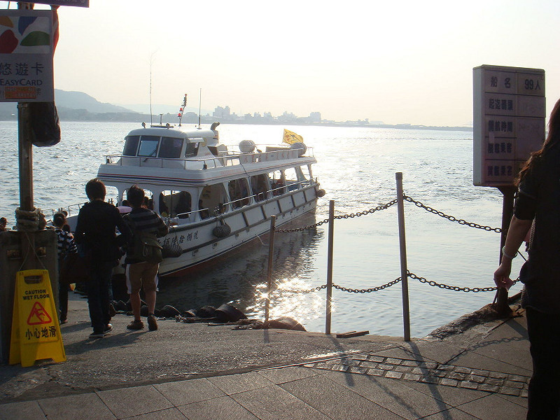 交通部航港局公布受到尼莎颱風來襲影響停航的航線和船班。   圖:翻攝自淡水維基館網站