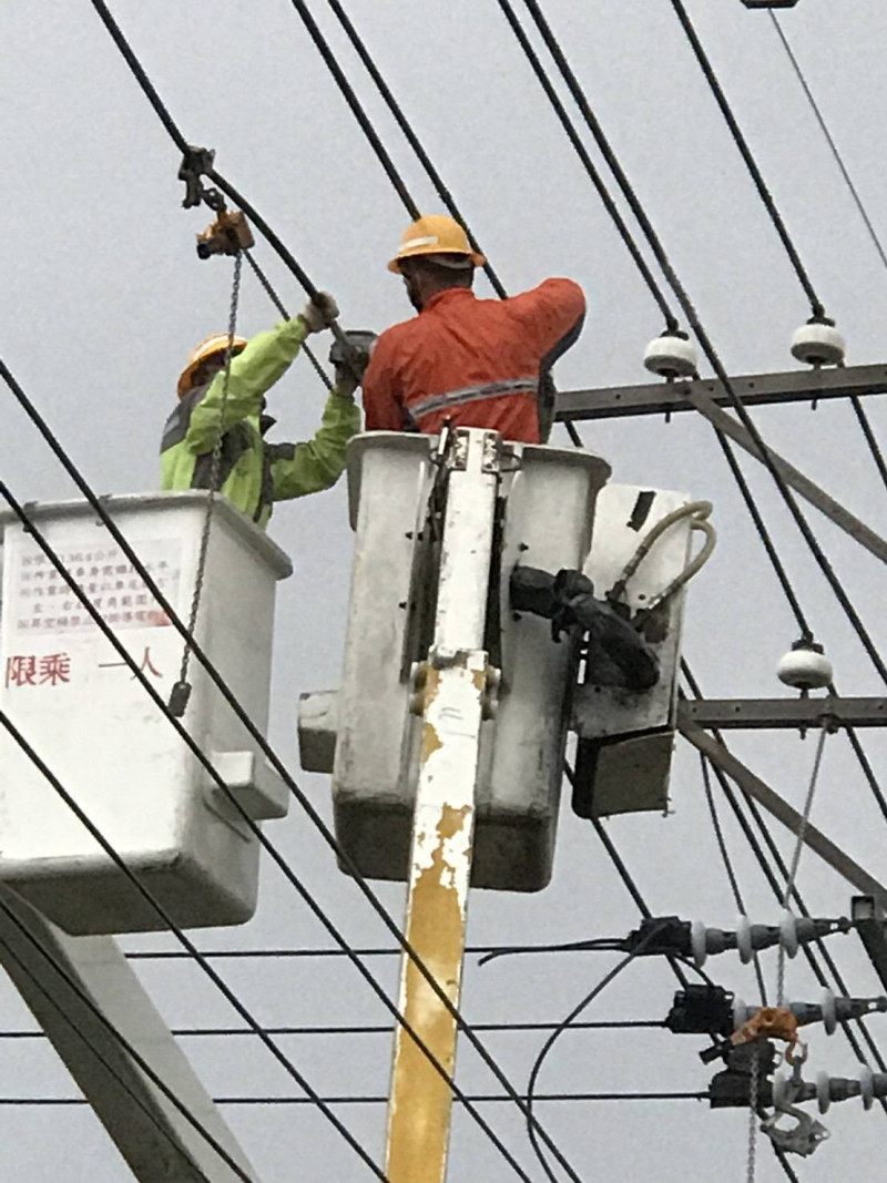 尼莎颱風來襲，台電29日動員人力106人、57輛工程車投入屏東地區電力搶修。   圖:台電提供