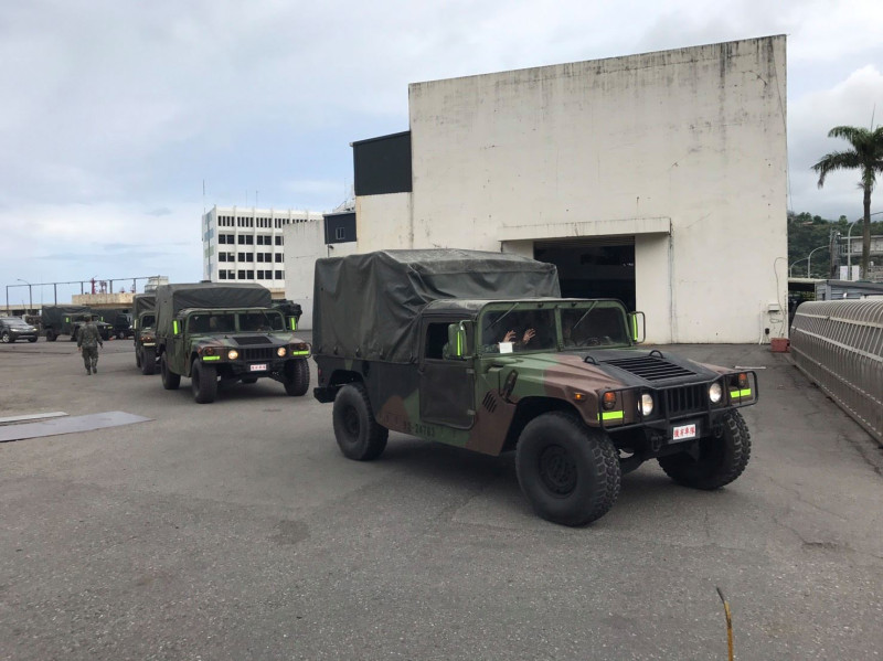 尼莎颱風來襲國軍救災協助撤離，陸軍宜蘭災防區28日完成災防整備檢查及勤前教育後，以車輛機動、人員鐵運方式前往南澳高中兵力預置點。   圖:取自國防部發言人臉書