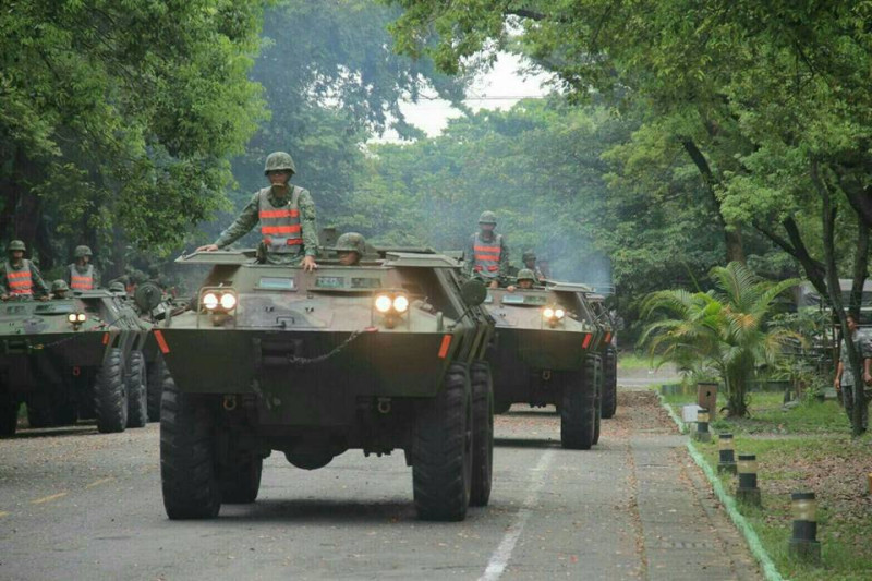 尼莎颱風來襲，國軍救災協助撤離第四作戰區3492人，車輛機具7類425輛（部），前進臺南市、高雄市、屏東縣，隨時配合各地方災防需求，派遣兵力支援。   圖:取自國防部發言人臉書