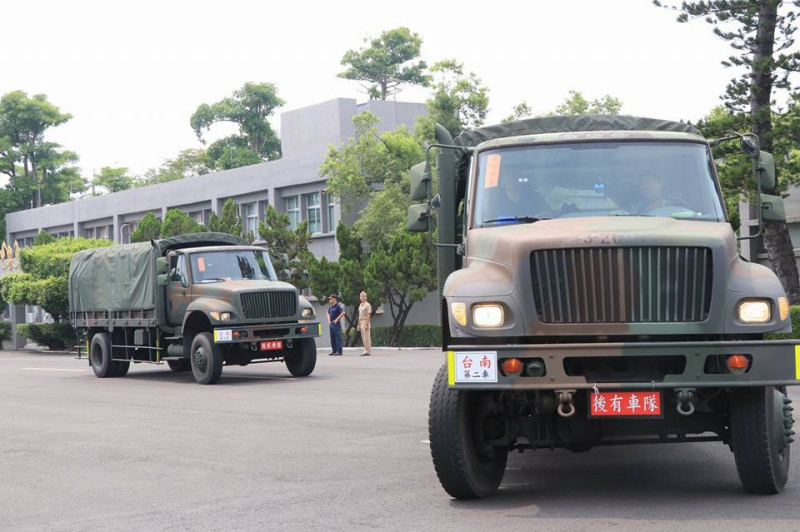 尼莎颱風來襲，海軍陸戰隊AAV-7兩棲突擊車12輛、膠舟24艘，預置於林口下湖西營區、嘉義水上基地、台南官田營區、屏東縣林邊、佳冬鄉公所、枋山防訓中心、恆春消防隊等處，待命投入支援災害防救。   圖:取自國防部發言人臉書