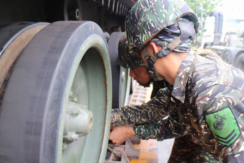 尼莎颱風來襲，海軍陸戰隊AAV-7兩棲突擊車12輛、膠舟24艘，預置於林口下湖西營區、嘉義水上基地、台南官田營區、屏東縣林邊、佳冬鄉公所、枋山防訓中心、恆春消防隊等處，待命投入支援災害防救。   圖:取自國防部發言人臉書