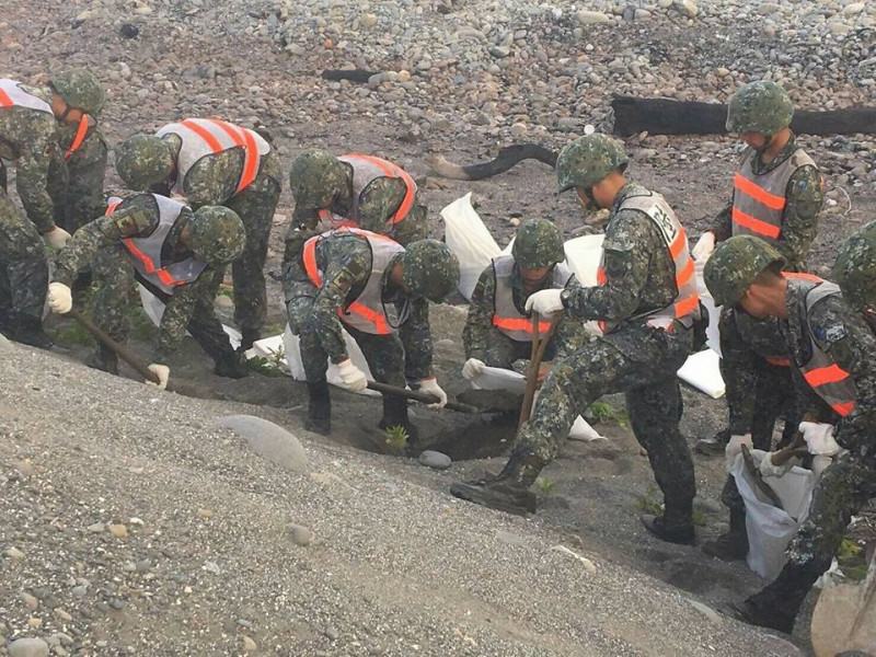 尼莎颱風來襲國軍救災協助撤離台東縣大武鄉災防物資整備。   圖:取自國防部發言人臉書