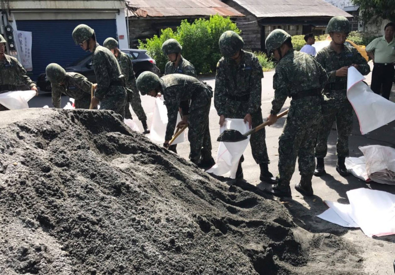 尼莎颱風來襲國軍，累計28日至29日，共派遣兵力4564人次、沙包堆置共計1萬3000餘包、物資搬運1.2噸。   圖:取自國防部發言人臉書