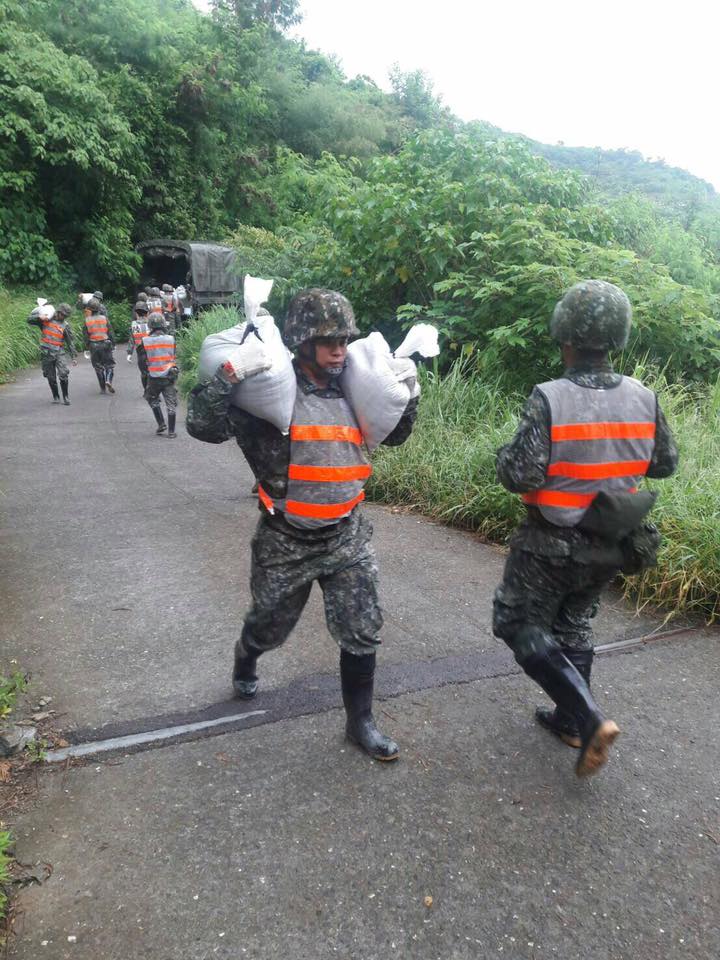 尼莎颱風來襲，國軍救災協助撤離臺東指揮部機步一營官兵，２８日協助地方政府執行正興村產業道路沙包堆置作業   圖:取自國防部發言人臉書