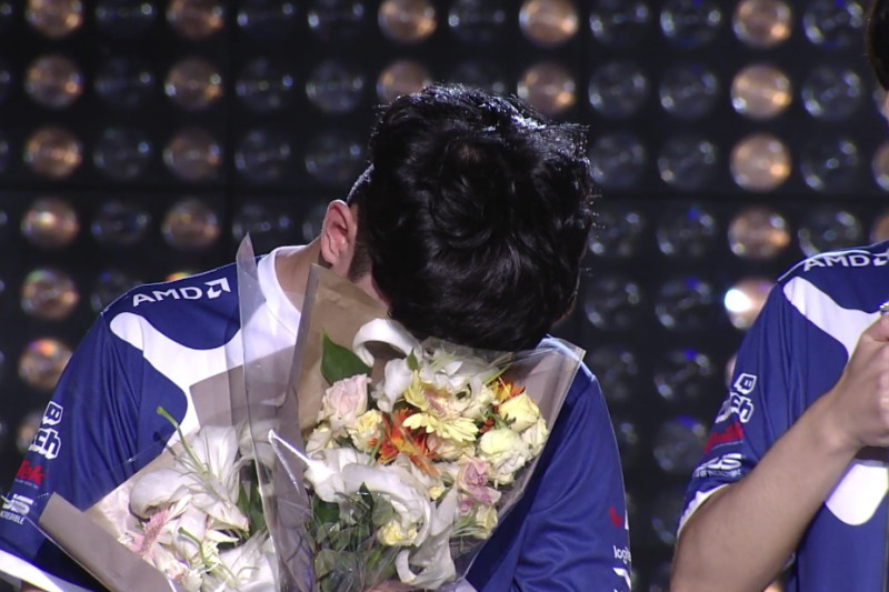 「安娜神」ryujehong獲選為觀眾票選的MVP，在訪問過程中，ryujehong一度哭到說不出話，只好把臉埋進花束。    圖：翻攝自OGN官方twitch