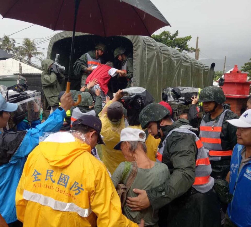 尼莎颱風遠離，後續的海棠颱風仍威脅山區安全，圖為國軍協助執行民眾預防性撤離工作。   翻攝自國防部發言人臉書粉絲頁