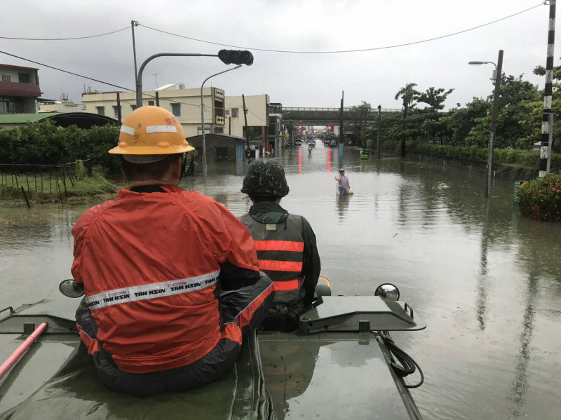 尼莎颱風快閃，造成全台82人傷，多處淹水至今仍未退。   翻攝自國軍發言人臉書粉絲專頁