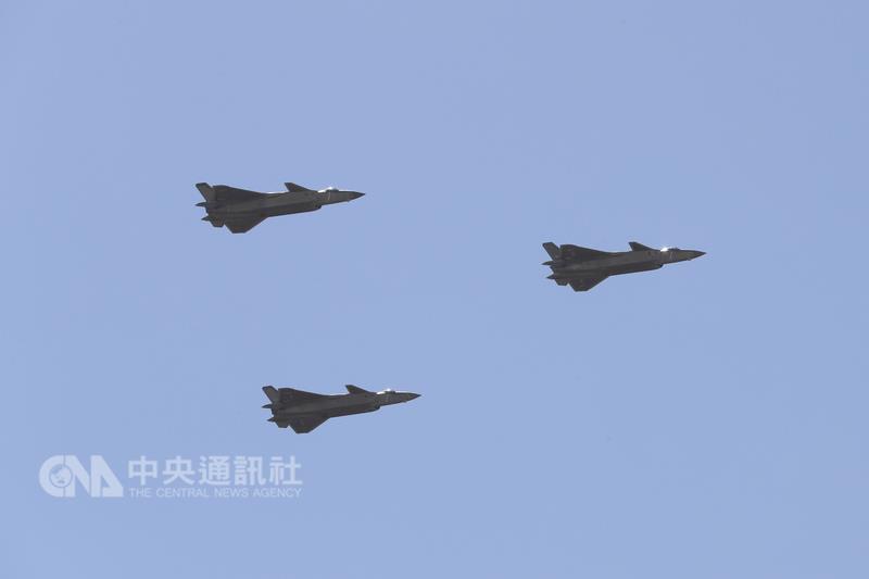 中共解放軍，近10年來藉由大舉擴張海空軍，逐漸走出內陸、投向海洋。   圖 : 中央社