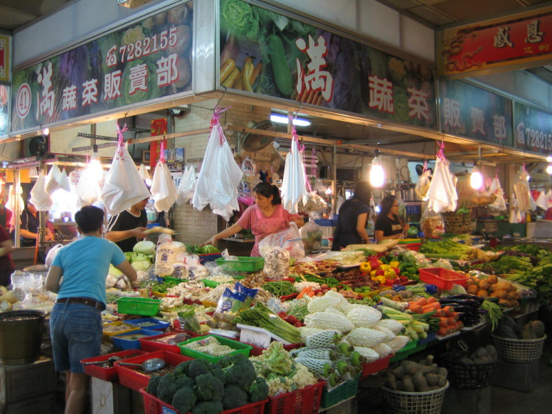 目前蔬菜供應未受尼莎颱風影響太深，未來農糧署會密切注意市場供需及海棠颱風影響。   圖 : 翻拍自樂活市場