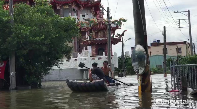 民眾在水深及腰的道路上只能自製竹筏作為交通工具，屏東地區還有許多鄉鎮積水未退，如今就要面臨到海棠颱風帶來的雨勢，恐怕會讓災情更加嚴重。   圖：民眾提供