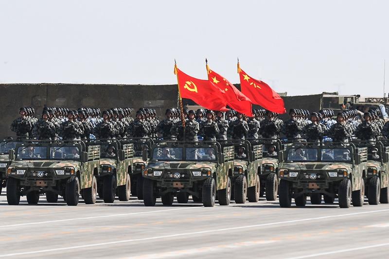 中國人民解放軍建軍90週年閱兵30日在位於內蒙古的朱日和訓練基地舉行。圖為護旗方隊舉起中國共產黨黨旗、中華人民共和國國旗、中國人民解放軍軍旗接受檢閱。（檔案照片）   圖 : 翻攝自中新社網站