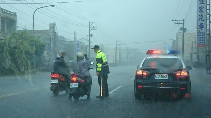 屏東縣多處淹水，道路不通，警方在封閉的路口前對用路人示警。   圖 : 翻攝自屏東縣警局臉書