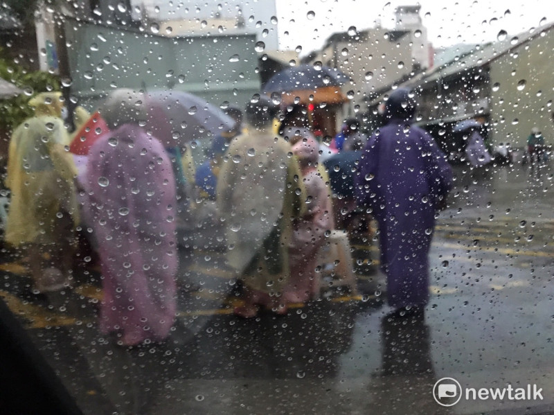 尼莎、海棠雙颱夾擊帶來豪雨，但嘉義市老字號餅鋪照樣大排長龍。   圖：讀者提供